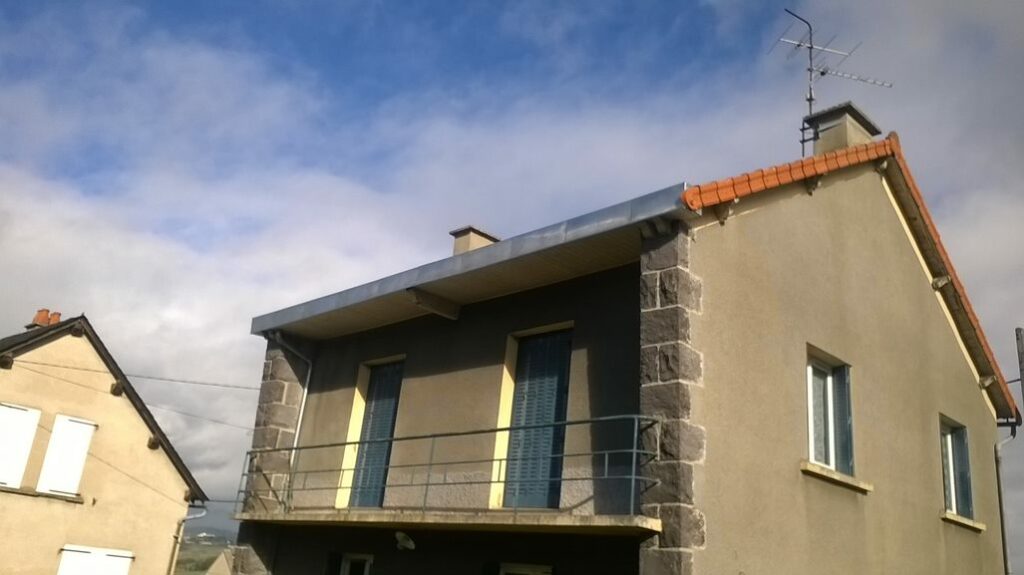 Maison à Saint Flour, Chéneau bandeau en zinc, sous face en lambris.