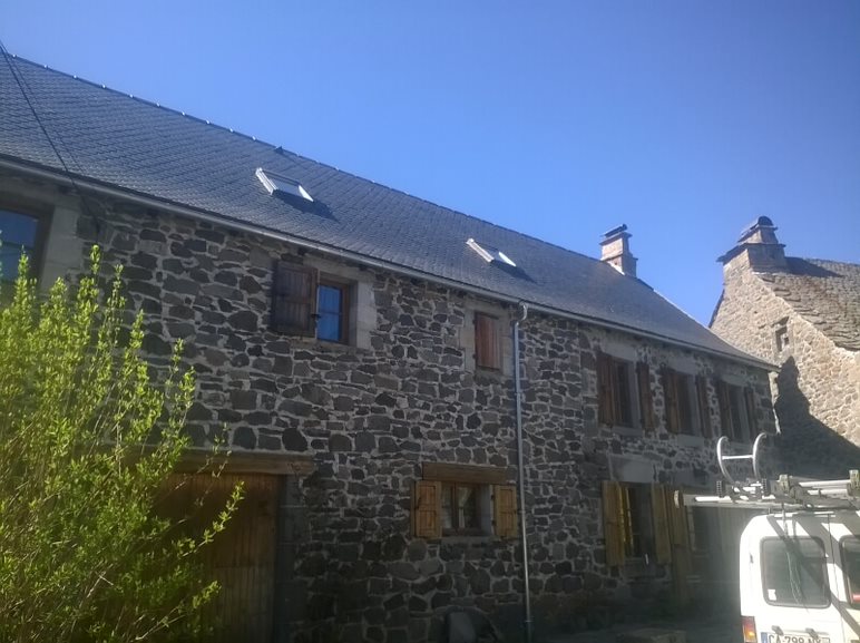 Gouttière en zinc dans le cantal